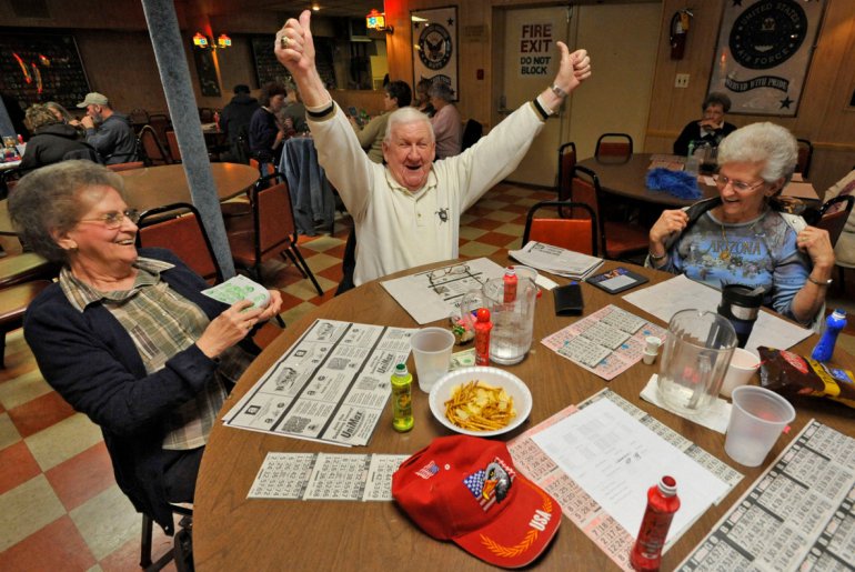 I vecchi giocano a Bingo